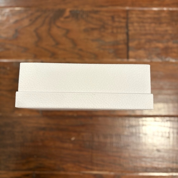 CHRISTIAN DIOR Gift Box & Ribbon - Picture 4 of 8